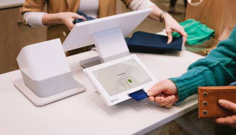 Clover POS terminal enabling fast, secure, and contactless payment processing for retail and restaurant transactions.